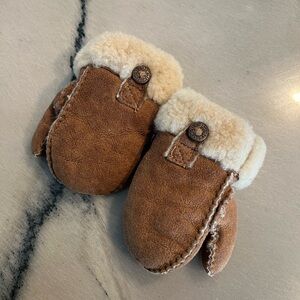 Ugg baby shearling chestnut mittens